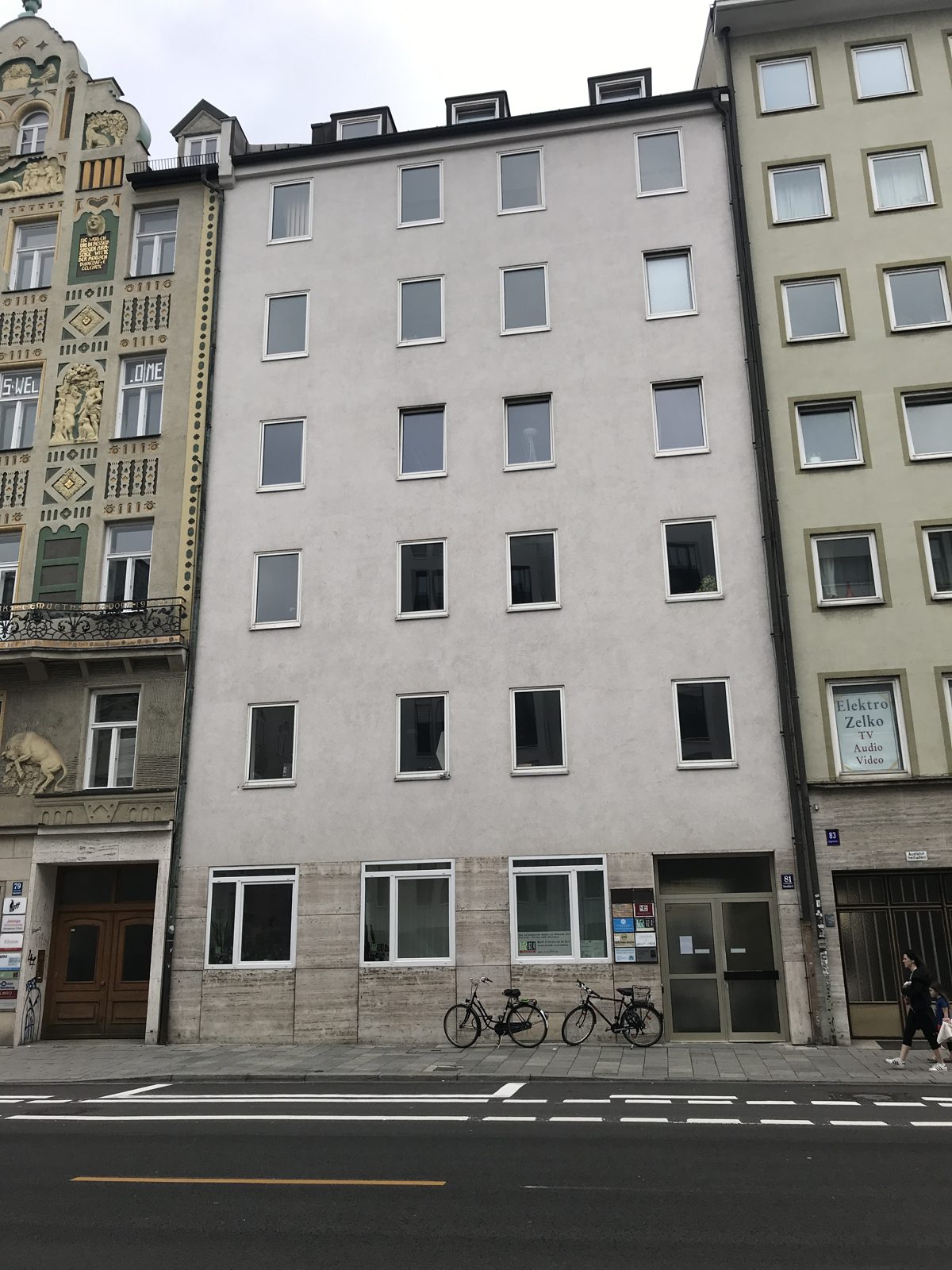 Gebäude mit Antennenaufbau