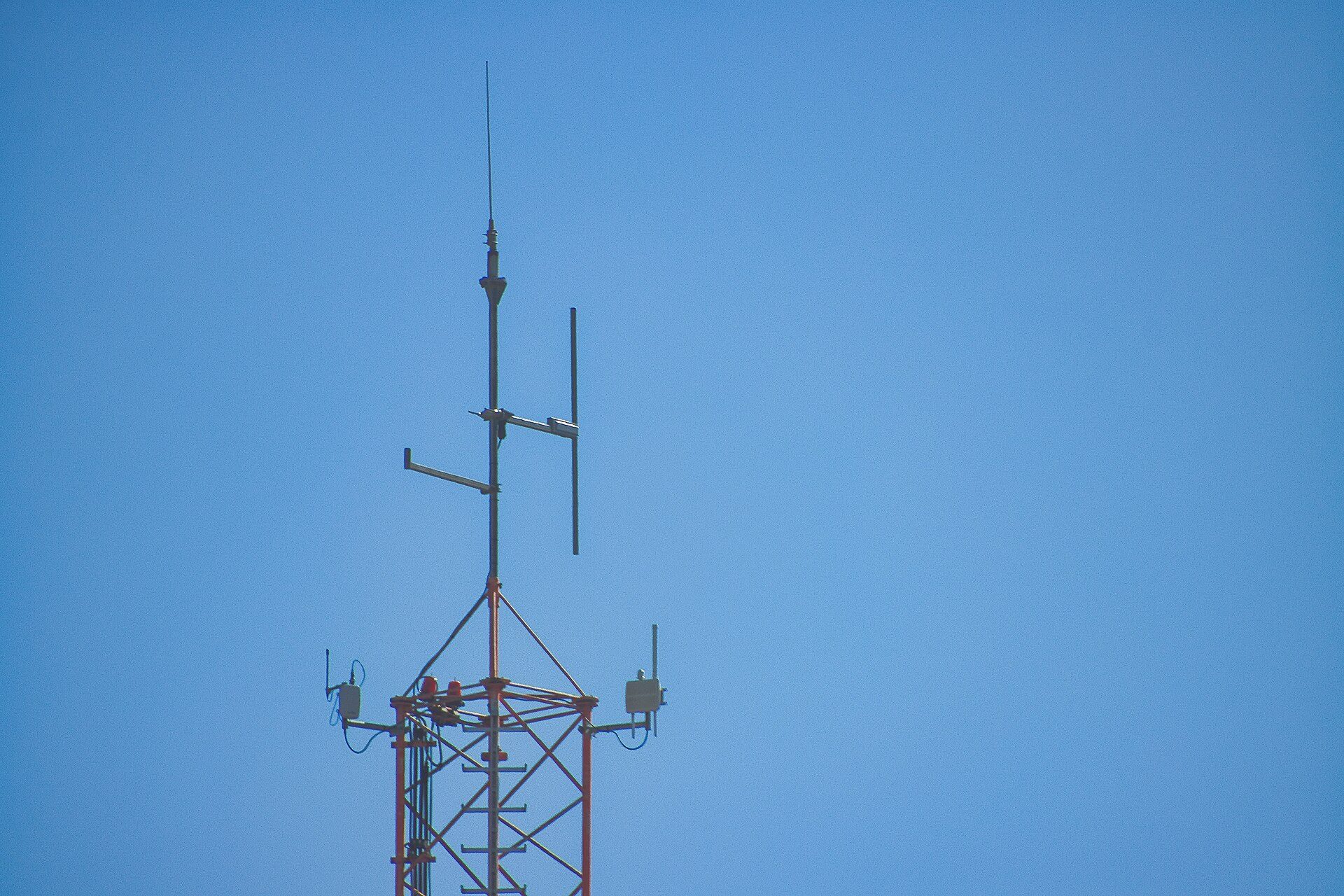 Antennenmast im Feld – Basis für Funkstandorte