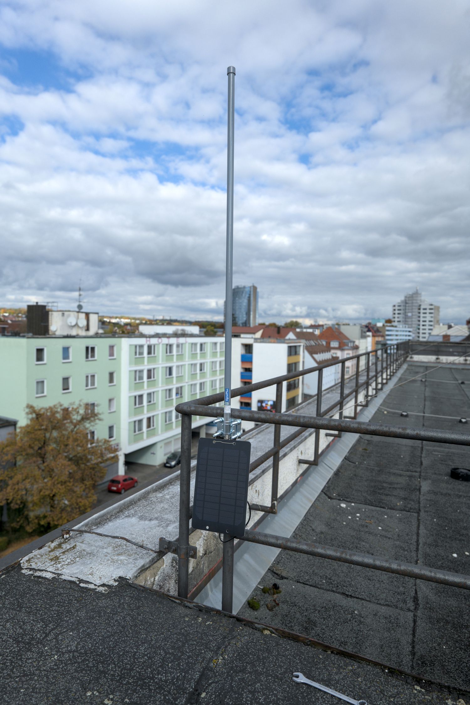 Solar-LoRa-Node mit Antenne auf einem Dach